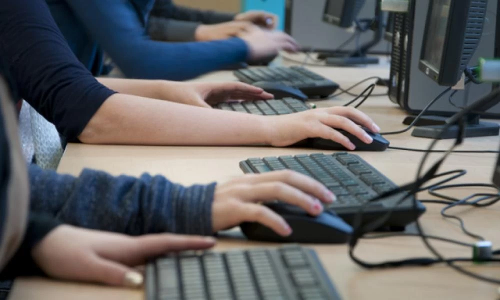 Σχολεία: Οδηγίες ΕΟΔΥ για την Πληροφορική -Το κόλπο για να μην υπάρχει μόλυνση μέσω πληκτρολογίων